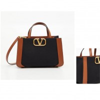 ＜VALENTINO GARAVANI／ヴァレンティノ ガラヴァーニ＞VLOGO SIGNATURE SMALL TOTE 20万9,000円