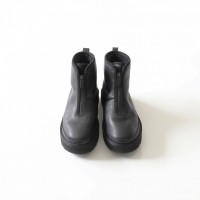 UGG x WM Neumel High Zip（ブラック） 3万6,300円（税込） *10月8日発売予定