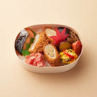 〈とんかつ まい泉〉 秋の味覚のっけ弁  972円