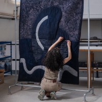 「The Art of LAW」の第2弾として発表されたアテナ・グロンティによるデニム生地をギリシア神話をモチーフにキルティングした『アリアドネーの糸』