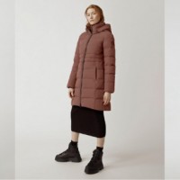 左から：3900W MARLOW PARKA（17万6,000円）, 3901W AURORA PARKA（15万4,000円）, 3902W MARLOW COAT（15万4,000円）