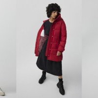 左から：Mystique Parka for Reformation（23万7,600円）, Shelburne Parka for Reformation（22万8,800円）