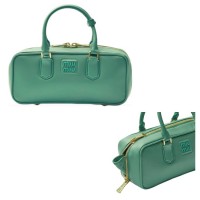 ＜MIU MIU／ミュウミュウ＞バッグ 35万2,000円（予定価格）