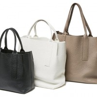 ＜大峽製鞄＞ 左：サイズS W26×H25×D14cm 7万7,000円 中：サイズM W29×H32×D15cm 9万9,000円 右：サイズL（ロング） W36×H34×D15cm 11万円