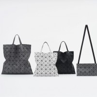 LUCENT MATTE Large Tote bag 6万500円(H460 x W460) Tote bag 4万5,100円 (H340 x W340) Shoulder bag 4万1,800円(H175 x W285)