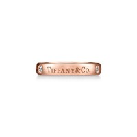 Tiffany & Co.® バンドリング 4mm 18Kローズゴールド、ダイヤモンド(3石合計0.07ct) 25万8,500円(税込)