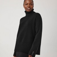 Copal Cashmere Turtleneck 14万1,900円（税込） カラー展開：Black