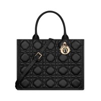 DIOR BOOK TOTE バッグ ミディアム マクロカナージュ カーフスキン (36.5 x 28 x 17.5 cm) 59万円（税込）