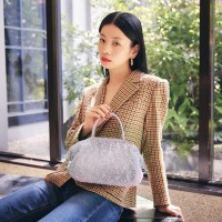 ＜ANTEPRIMA/WIREBAG／アンテプリマ/ワイヤーバッグ＞PACCHETTO 8万6,900円 (素材:ポリ塩化ビニル／H19×W35×D11cm) □伊勢丹新宿店 本館1階 ハンドバッグ・財布