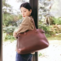 ＜HIROFU／ヒロフ＞クオーレ トートL 13万2,000円 (素材：牛革／H27×W38×D19cm) ※モデル着用のバッグは、バックル部分が一部仕様変更となり、正しくはブラックの商品画像の仕様になります。 □伊勢丹新宿店 本館1階 ハンドバッグ・財布