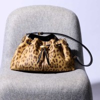 ＜JIMMY CHOO／ジミー チュウ＞「シンチ M」 バッグ 34万7,600円 (素材:牛革（カーフ）、真鍮／H16×W35×D13cm)