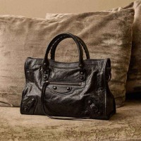 ＜BALENCIAGA／バレンシアガ＞「LE CITY」S バッグ 32万3,400円 (素材:羊革／H19×W30×D10cm)※取り外し可能なストラップ付