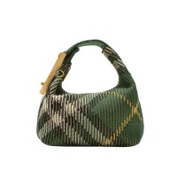 ＜BURBERRY／バーバリー＞ 「マイクロ ペグ チェーン」バッグ 17万8,200円 (素材:ナイロン／H26xW16xD10cm)