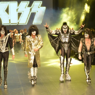 KISS、クリスチャン・ダダのショーに登場【14SS東コレ】