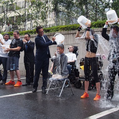 東京タワーで“頭から氷水”。楽天三木谷、己武洋匡らが話題のアイスバケツチャレンジ