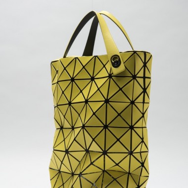 BAO BAO ISSEY MIYAKE×エムテド、デバイスをスリムに収納するコラボバッグ発売