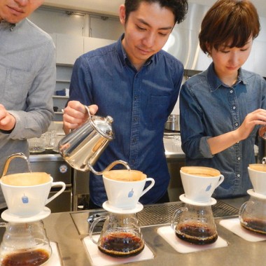 コーヒー「第三の波」は品質重視。ブルーボトル2号店青山カフェにも行列