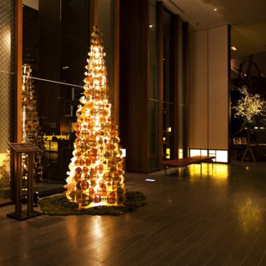 日本の伝統を紙に刻んだアートなクリスマスツリーがアンダーズ 東京に灯る