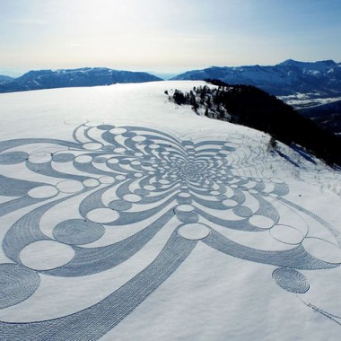 雪山に巨大なミステリーサークル。自身の足で踏み固めて描く壮大なスノーアート