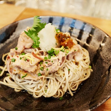 鮭弁当、あぶらげ丼、へぎ蕎麦などの“越後グルメ”が目白押し！「旅する新虎マーケット」新潟編がスタート