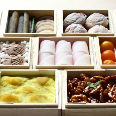 HIGASHIYAの「お菓子のおせち」が今年も登場！来年の干支「戌」にちなんだ菓子を含む12段の升箱