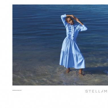 ステラ マッカートニー夏の新広告、舞台は美しすぎるイタリアの秘境サルジニア島