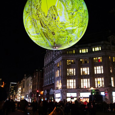 ロンドン市街上空にミステリアスな球体が出現!? 英国最大、光の祭典「ルミエール・ロンドン」