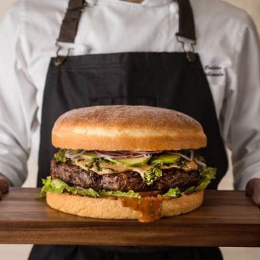 重量1.5kgの特大ハンバーガー、期間限定で登場! 「グランド ハイアット 東京」開業15周年を祝う特別メニュー