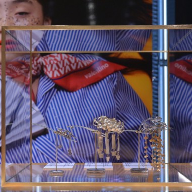 ヴァレンティノのビニール傘や下駄...東京ショーを記念した特別なアイテム。銀座でインスタレーション開催