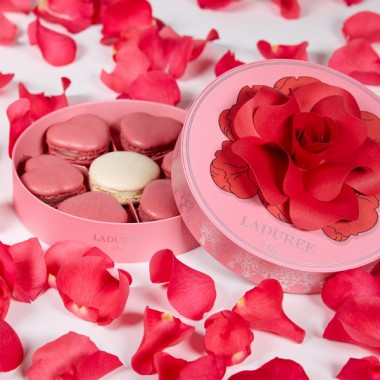 ラデュレの2019年バレンタインはハート形マカロン。“恋占い”をモチーフにバラの花を散りばめた限定ボックス