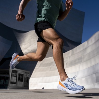 HOKA ONE ONEのカーボンプレート搭載シューズにフィット感を強化したシームレスデザインの新モデルが登場!