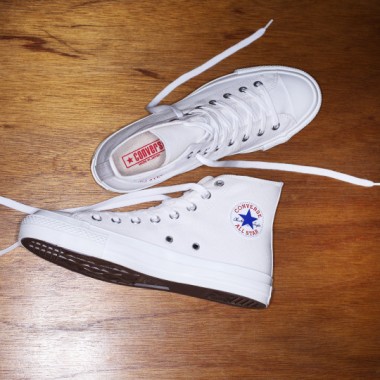 コンバース、オールホワイトの「CANVAS ALL STAR J HI」を直営店限定で展開