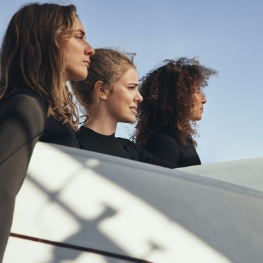 H&Mが女性のためのサーフィンコミュニティ「Women + Waves」とコラボ。サステイナブルなサーフコレクションを発表。