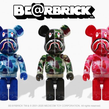 今回のA BATHING APE® × BE@RBRICKは初となるクリアのABC CAMOで登場