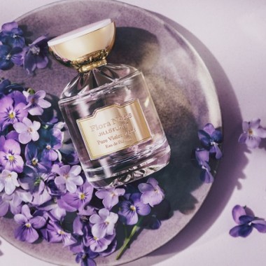 小さな幸せを呼ぶスミレの香り。フローラノーティス ジルスチュアートからブランド9つ目となる新たな香り「ピュアバイオレット」を発売