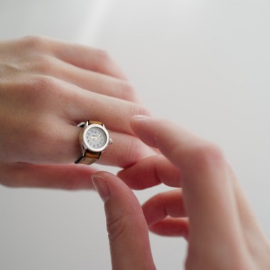 時を着飾る「moco」がほぼ日とのオリジナル指時計を発売