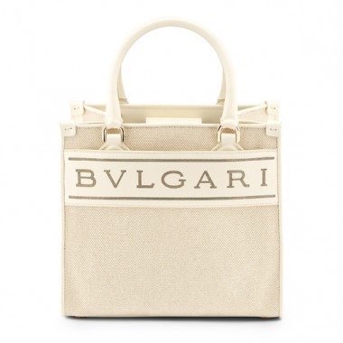 ブルガリの新作トートバッグは「BVLGARI」のロゴをデザイン要素の中心に据えた新スタイル