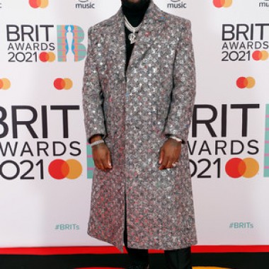 イギリスのブリット・アワード2021授賞式にヘディ・ワンがルイ・ヴィトンの2021秋冬メンズ・コレクションを纏って登壇
