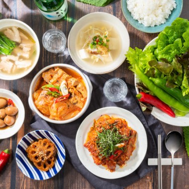 国際線ファーストクラスの機内食を手掛けるWRLD FLVRSから、湯煎するだけで簡単にご自宅で堪能できる韓国料理の新メニューが登場