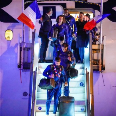 サッカーW杯フランス代表チームメンバーがルイ・ヴィトン「キーポル 50」を着用し、パリに帰国