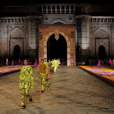 ムンバイ「インド門」が荘厳な舞台に。ディオール 2023年フォール コレクションの舞台装飾
