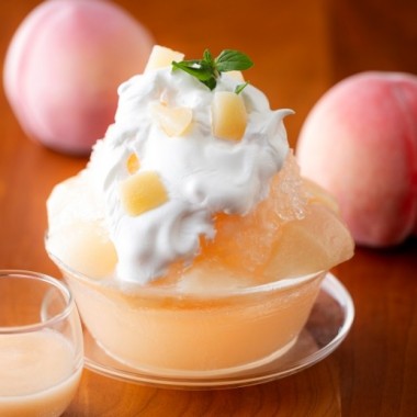 軽井沢マリオットホテルで味わう、信州の深層水から作られたふわふわの氷に夏苺と白桃を使用した2種のかき氷