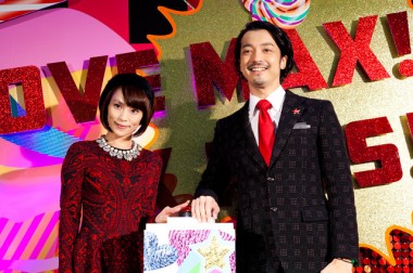 清川あさみ＆金子ノブアキ、渋谷パルコに出現した巨大なクリスマスプレゼントに点灯