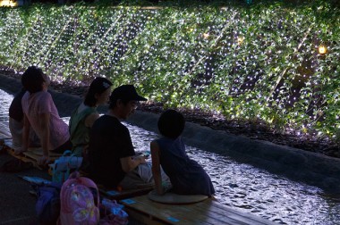 東京ミッドタウンの夏イベントは“ひかり花火”と夕涼み。屋外モヒートカフェも出現