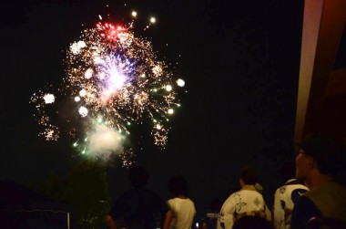 善光会サンタフェガーデンヒルズの夏祭りで能の上演。大巻伸嗣によるアートのワークショップも