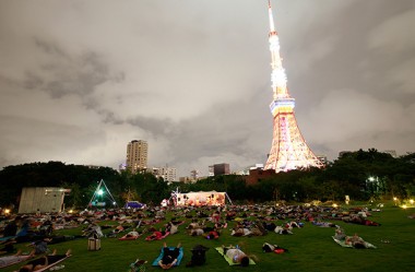 夜の東京タワー下でアウトドア・ヨガ体験、「夏のヨガ祭り」開催