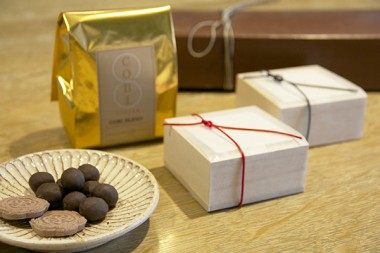 HIGASHIYAのココア落雁&チョコ菓子と、COBI COFFEEがセットになった限定バレンタインボックス