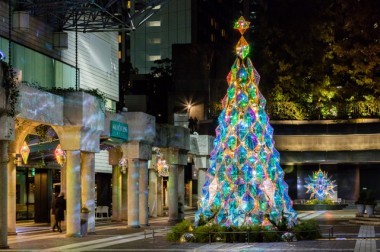 アークヒルズにミラーボールのクリスマスツリー出現、光の反射で広がる星屑や宇宙！