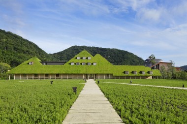 自然を生かした建築。建築家・藤森照信の展覧会が水戸芸術館で開催