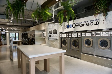 中目黒高架下に都市型ランドリー「WASH&FOLD」がオープン。世界初おしゃれ着専用コインランドリーも